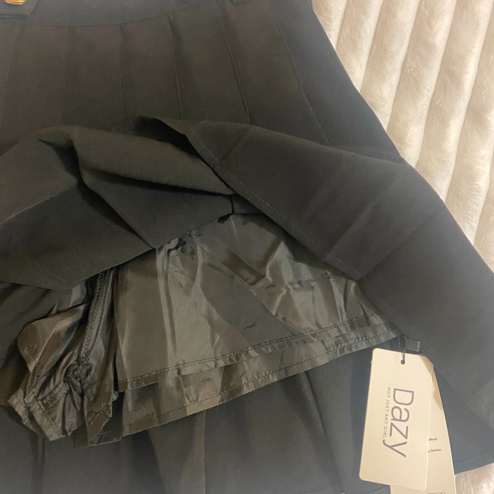 🖤 Elegant Black Pleated Skirt With Gold Hardware - Picture 4 of 4